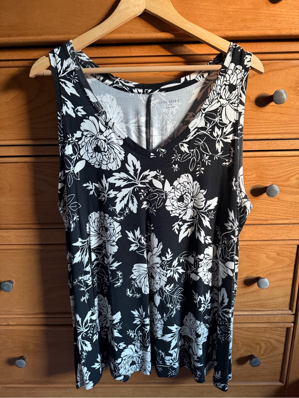Lane Bryant Swing V Neck Black & White Womens Print Cami Tank Sz 18/20 Wide Hem